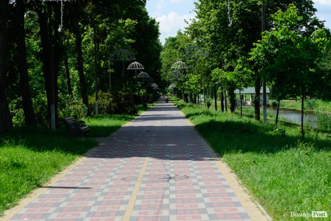 Літній день у центральному парку Луцька. ФОТОРЕПОРТАЖ