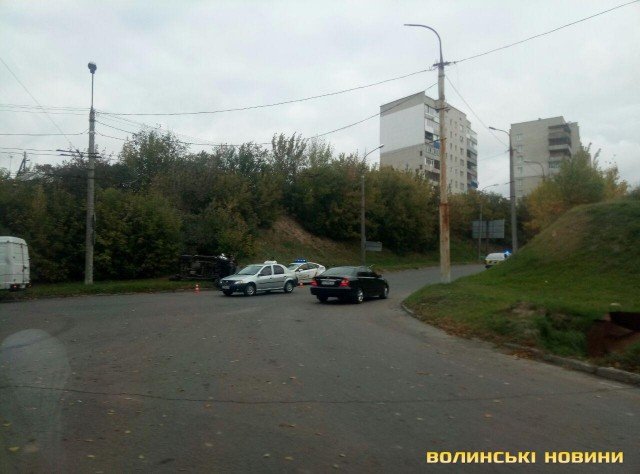 У Луцьку авто знесло стовп і перекинулося. ФОТО