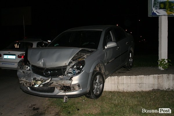 Аварія у Луцьку: автівку відкинуло на бетонну брилу. ФОТО