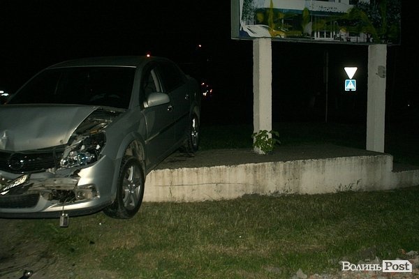 Аварія у Луцьку: автівку відкинуло на бетонну брилу. ФОТО