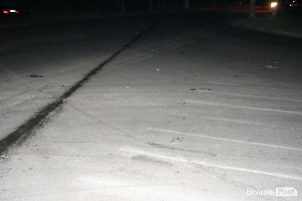 Чорний слід на асфальті по траекторії руху Опеля