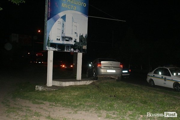 Аварія у Луцьку: автівку відкинуло на бетонну брилу. ФОТО