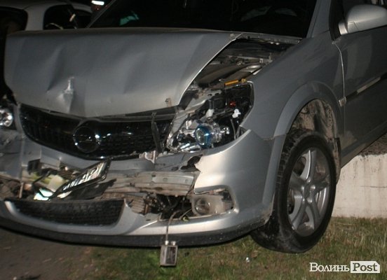 Аварія у Луцьку: автівку відкинуло на бетонну брилу. ФОТО