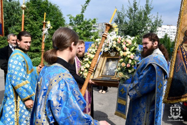 До Луцька привезли чудотворну мироточиву ікону. ФОТО