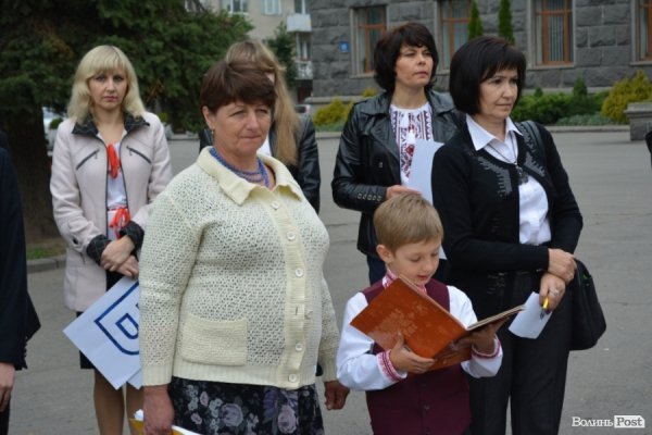 У Луцьку масово читали Шевченка. ФОТО