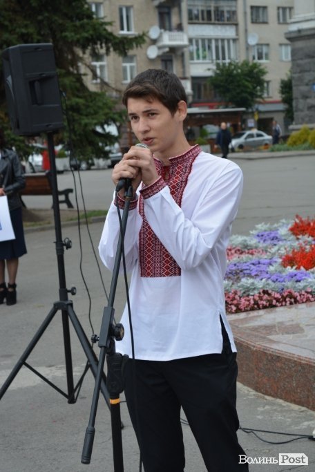 У Луцьку масово читали Шевченка. ФОТО