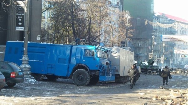 «Зворотній бік» Грушевського: військова техніка і міліція. ФОТО