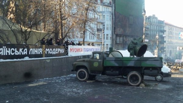 «Зворотній бік» Грушевського: військова техніка і міліція. ФОТО