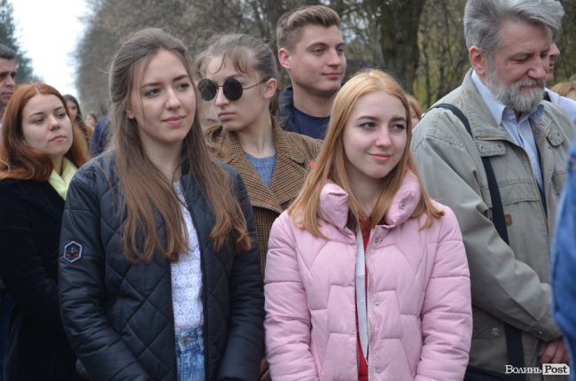 У луцькому парку «оселилися» велетенська риба, кінь і мавки. ФОТО