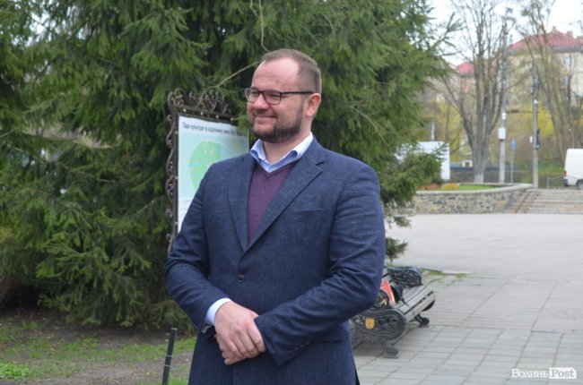 У луцькому парку «оселилися» велетенська риба, кінь і мавки. ФОТО