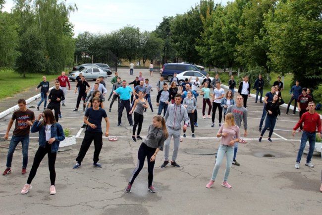 Студенти луцького політеху влаштували спортивний флешмоб. ФОТО