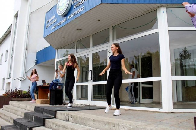 Студенти луцького політеху влаштували спортивний флешмоб. ФОТО
