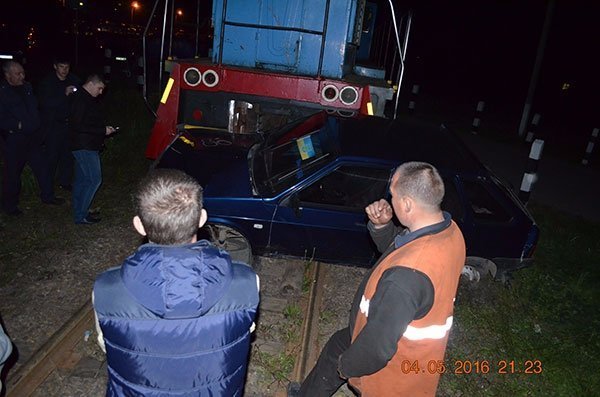 На Волині потяг понад 20 метрів просунув легковик. ФОТО. ВІДЕО