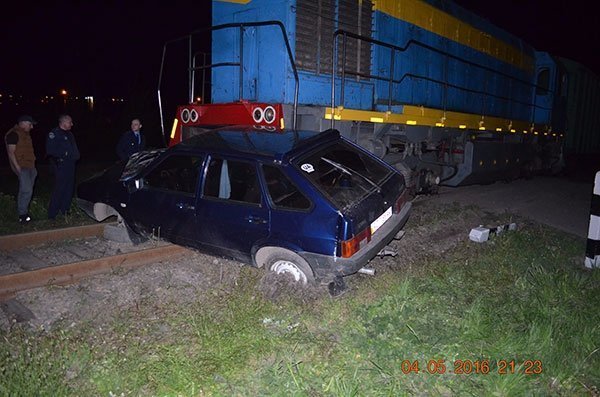 На Волині потяг понад 20 метрів просунув легковик. ФОТО. ВІДЕО