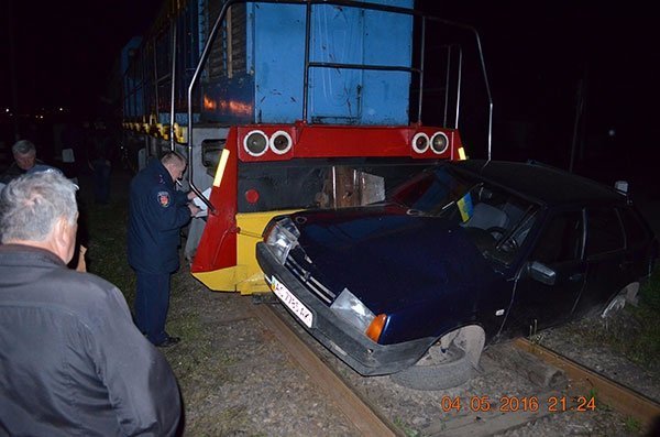 На Волині потяг понад 20 метрів просунув легковик. ФОТО. ВІДЕО