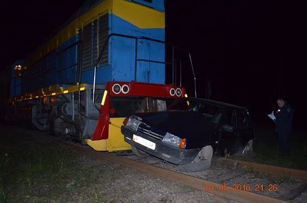 На Волині потяг понад 20 метрів просунув легковик. ФОТО. ВІДЕО