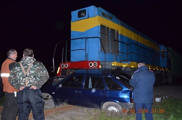 На Волині потяг понад 20 метрів просунув легковик. ФОТО. ВІДЕО