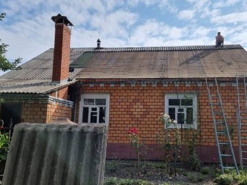 У Сарнах на Рівненщині відновлюють будівлі, які постраждали після вчорашніх ракетних ударів росіян