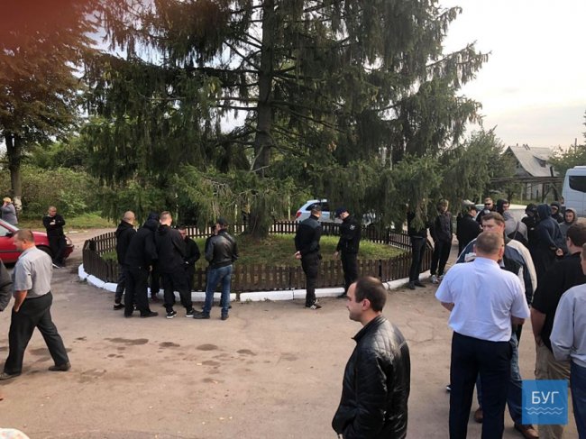 «Люди в чорному» з волинської шахти виявилися охороною гендиректора «Волиньвугілля»