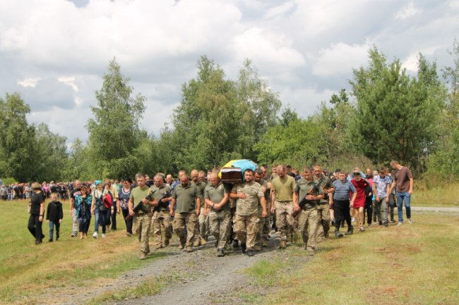 На Волині попрощалися із загиблим на війні  Героєм Леонідом Романцем. ФОТО