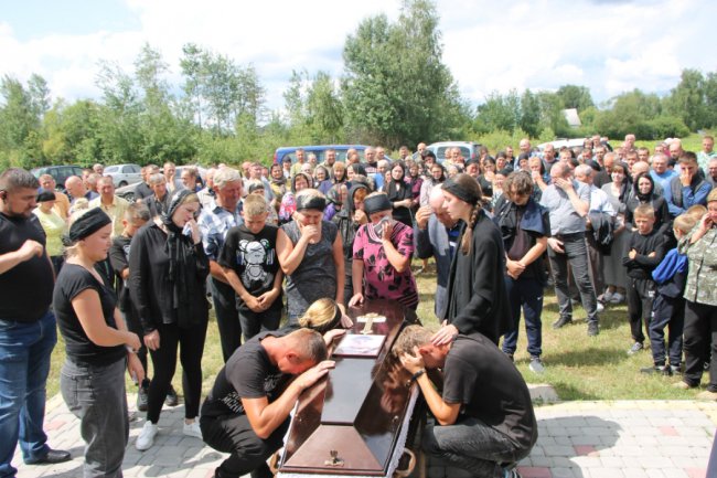 На Волині попрощалися із загиблим на війні  Героєм Леонідом Романцем. ФОТО