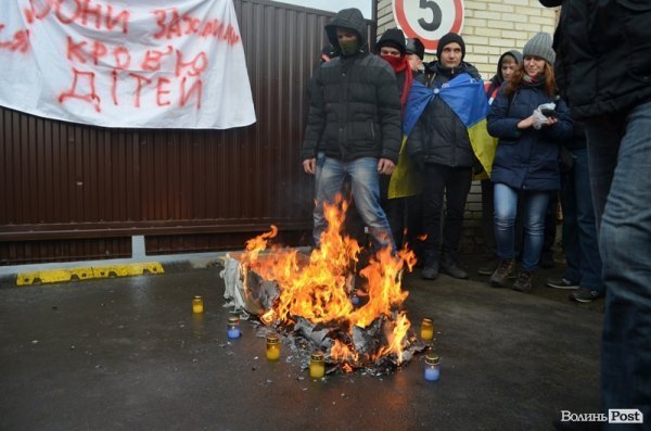 У Луцьку спалили «труну Партії регіонів». ФОТО. ВІДЕО