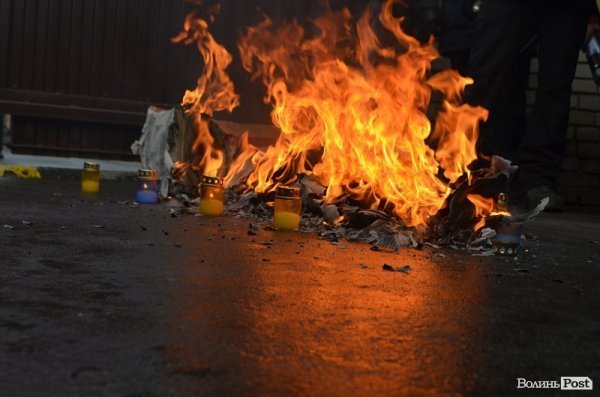 У Луцьку спалили «труну Партії регіонів». ФОТО. ВІДЕО
