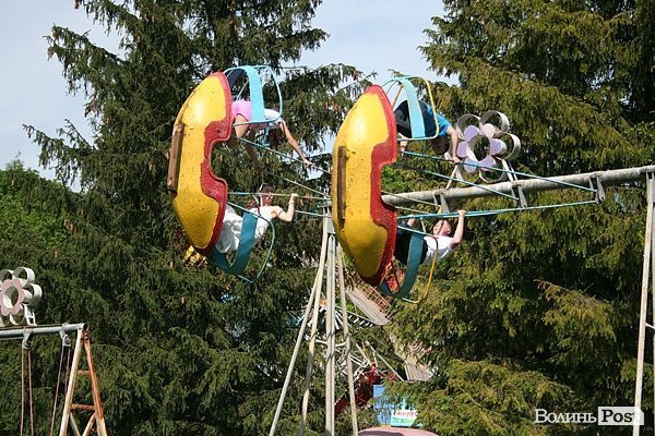 Як луцькі випускники гуляли останній дзвоник