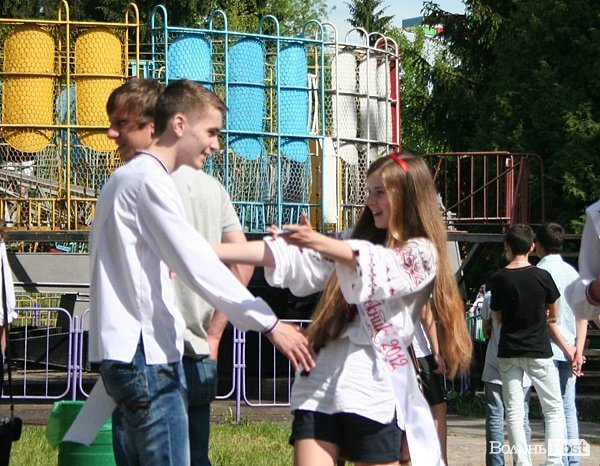 Як луцькі випускники гуляли останній дзвоник