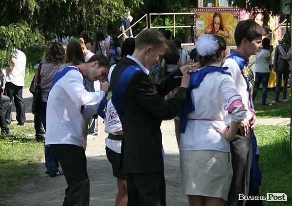 Як луцькі випускники гуляли останній дзвоник
