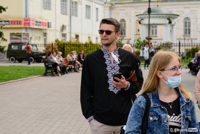Безліч кольорів, орнаментів і візерунків: лучани у вишиванках – у центрі міста. ФОТОРЕПОРТАЖ 