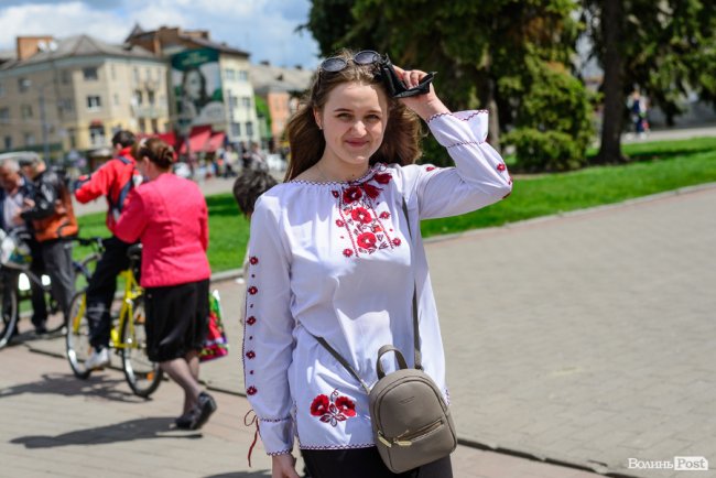 Безліч кольорів, орнаментів і візерунків: лучани у вишиванках – у центрі міста. ФОТОРЕПОРТАЖ 