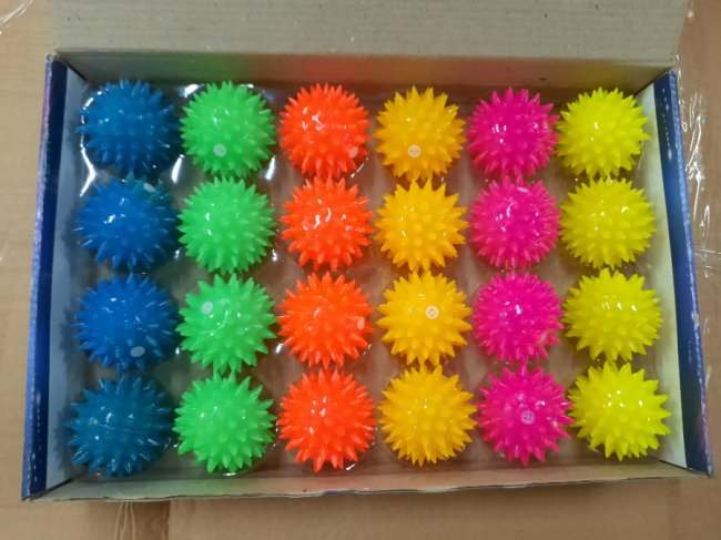 У Луцьку фахівці виявили небезпечні дитячі іграшки і заборонили продавати на ринку. ФОТО