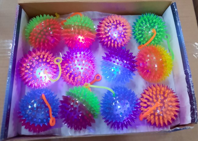 У Луцьку фахівці виявили небезпечні дитячі іграшки і заборонили продавати на ринку. ФОТО