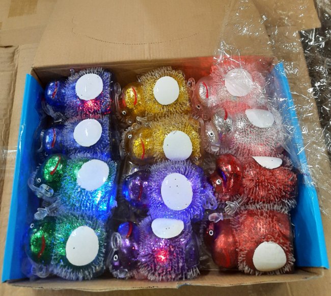 У Луцьку фахівці виявили небезпечні дитячі іграшки і заборонили продавати на ринку. ФОТО