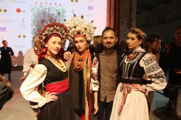 Діма Верьовка на модному показі традиційного українського одягу