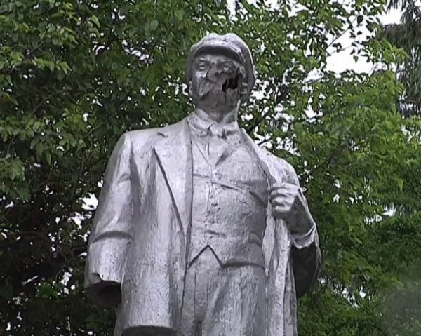 Чернігівський Ленін залишився без носа. ФОТО. ВІДЕО