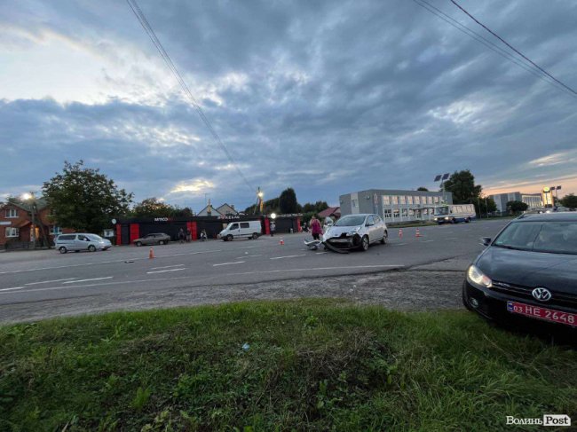 Біля Луцька неповнолітній мотоцикліст зіткнувся з легковиком. ФОТО