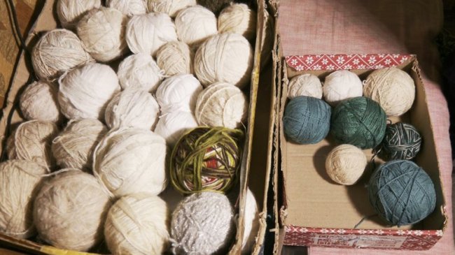 «Щодня по парі»: незряча волонтерка з Луцька сплела чергову партію робочих рукавиць для волинських бійців. ВІДЕО