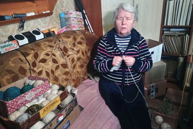«Щодня по парі»: незряча волонтерка з Луцька сплела чергову партію робочих рукавиць для волинських бійців. ВІДЕО