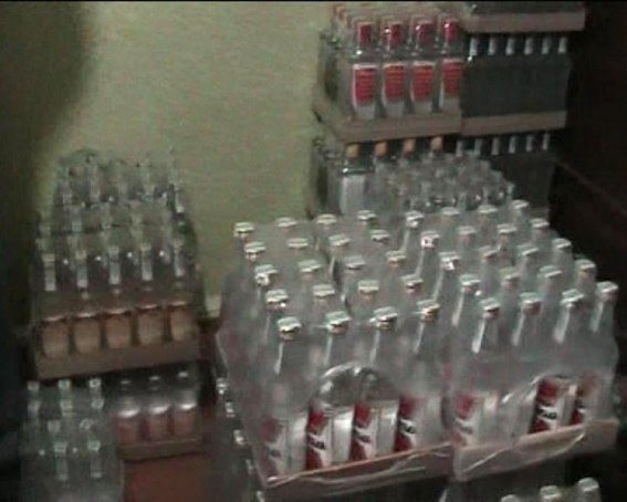 Сімейний підряд по-Луцьки: подружжя «штампувало» горілку в підвалі. ФОТО