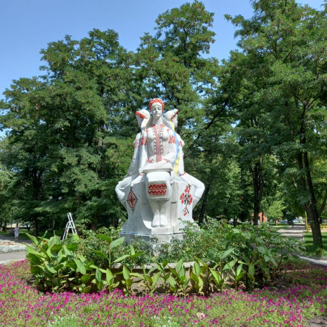 У Ковелі патріотично розфарбували пам’ятник, що раніше називався «Три сестри – Україна-Росія-Білорусь». ФОТО