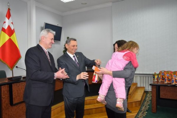 Німці подарували мобільники дітям луцьких Героїв