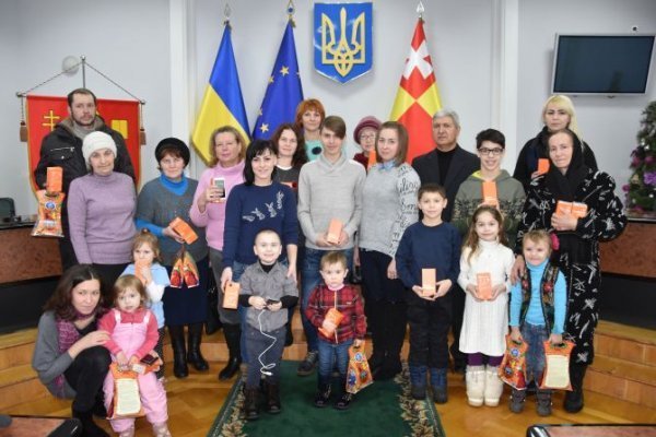 Німці подарували мобільники дітям луцьких Героїв