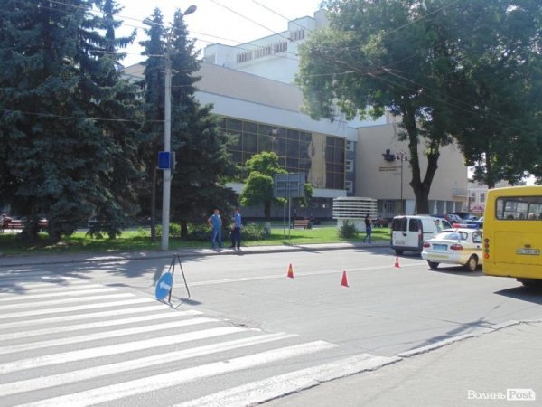 У центрі Луцька авто збило візок з дитиною