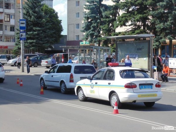 У центрі Луцька авто збило візок з дитиною