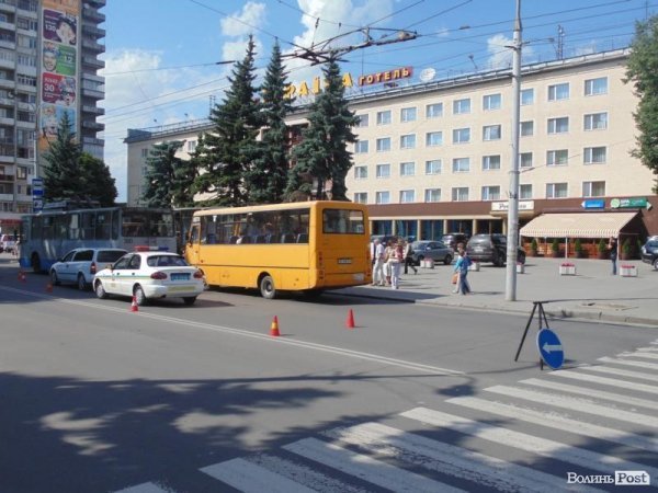 У центрі Луцька авто збило візок з дитиною