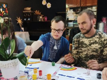 У Луцьку діти з синдромом Дауна та їхні батьки організовують заняття арттерапії для військових