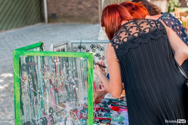 Синьо-жовтий Луцьк: як місто чепуриться до святкувань. ФОТО