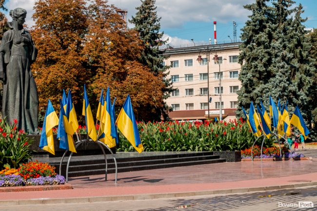 Синьо-жовтий Луцьк: як місто чепуриться до святкувань. ФОТО